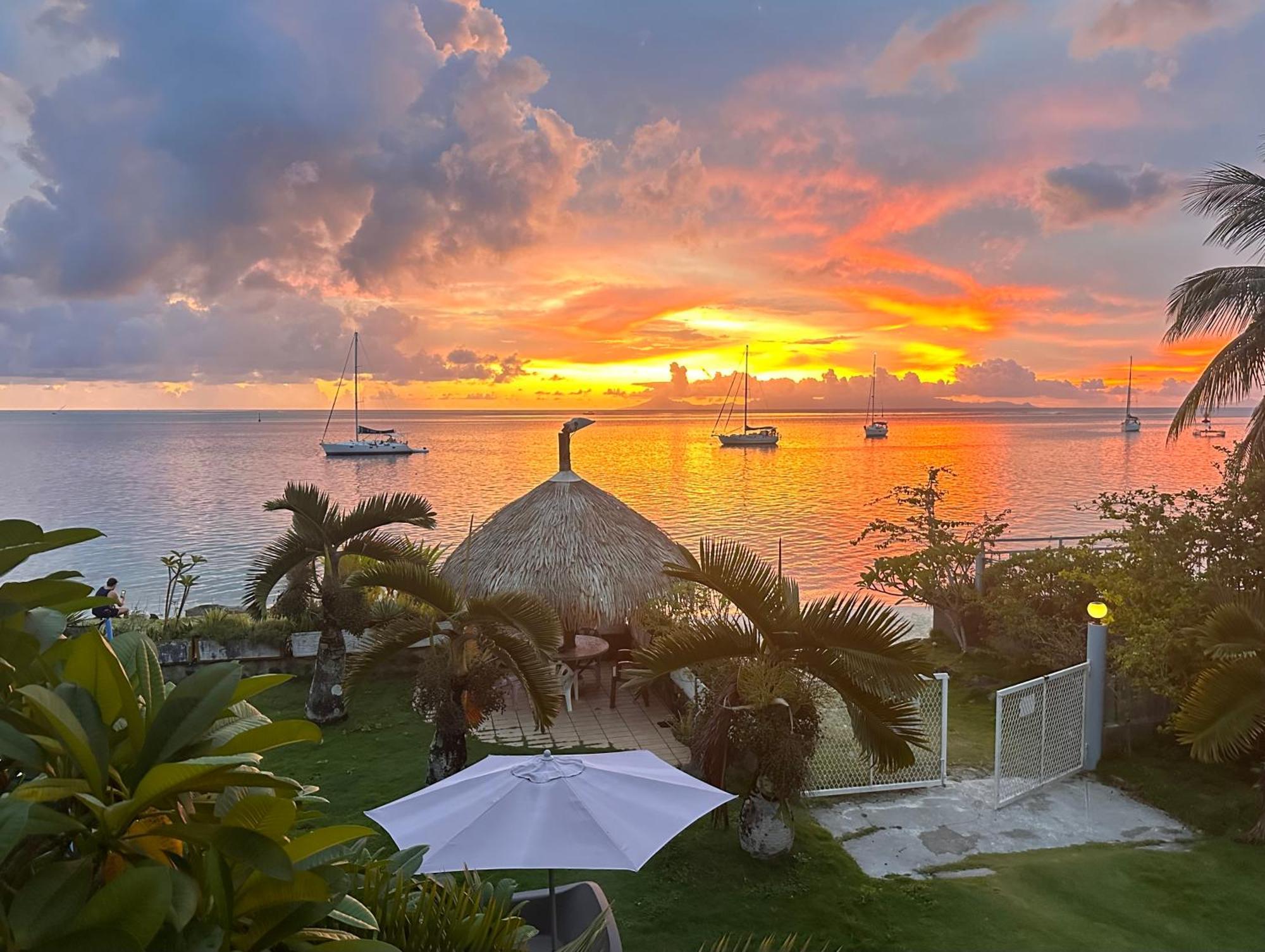 Meri Lodge Huahine Fare Exterior photo